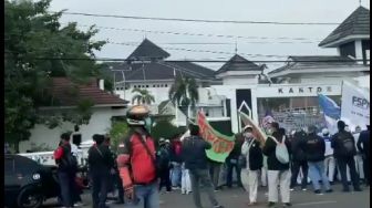 Geruduk Kantor Bupati Karawang, Massa Buruh Tuntut Kenaikan Upah