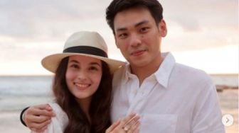 Chelsea Islan dan Rob Clinton Resmi Tunangan, Foto Ini Jadi Bukti