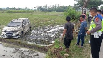 Xenia Terperosok ke Sawah di Tasikardi Serang, Gegara Sopir Mengantuk