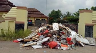 Halaman dan Gerbang Tertutup Sampah Dari Tangsel, Kelurahan Cilowong Ditutup