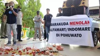 Tolak Alfamart dan Indomaret, Pengunjuk Rasa Lempar Telur dan Tomat di Kantor Bupati