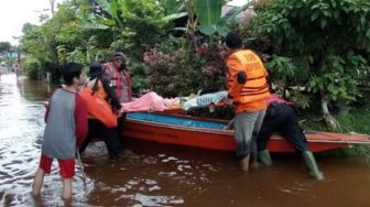 Banjir di Kecamatan Kapuas Kabupaten Sanggau, Warga Dievakuasi Petugas