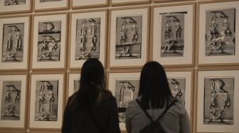 Pengunjung mengamati karya seni yang dipamerkan dalam pameran 'Semesta dan Angan' di Museum Modern and Contemporary Art in Nusantara (MACAN), Jakarta, Rabu (27/10/2021). [Suara.com/Angga Budhiyanto] 