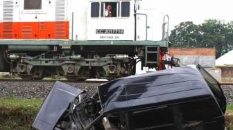 Pemotor Tertabrak Kereta Api Logawa di Pasuruan, Terpelanting Sejauh 2 Meter