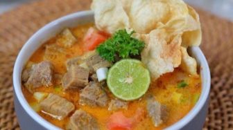 Maknyuss! Jalan-Jalan ke Karawang, Cicipi Kuliner Malam Soto Tangkar