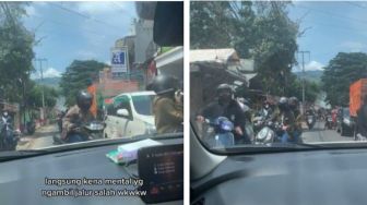 Viral Mobil Kena Macet di Jalan Sempit, Kendaraan Lain Auto Minggir saat Sosok Ini Keluar
