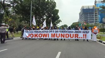 Emak-emak Ikut Demo, Bentangkan Spanduk Jokowi Mundur hingga Poster Bebaskan Habib Rizieq