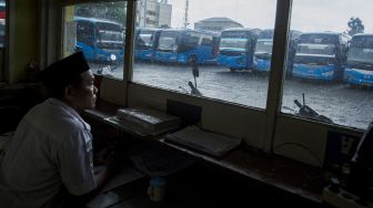 Petugas melihat sejumlah bus yang tidak beroperasi di pool (pangkalan) Bus Damri, Bandung, Jawa Barat, Kamis (28/10/2021). ANTARA FOTO/Novrian Arbi