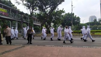 Polisi Berbaju Hazmat Turut Dikerahkan Jaga Demo Buruh Dan Mahasiswa Di Istana