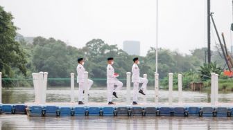 Suasana upacara bendera memperingati hari sumpah pemuda di Banksasuci, Kota Tangerang, Banten, Kamis (28/10) [Suara.com/ Hilal Rauda Fiqry]