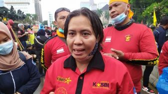 Bawa 13 Tuntutan Rakyat, Ribuan Buruh dan Mahasiswa Geruduk Jokowi di Istana