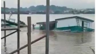 Kapal Barang Pengangkut 250 Karung Pupuk Karam di Sungai Mahakam