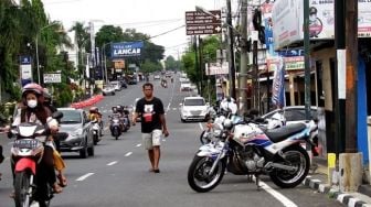 Bapak Ini Gembira Anaknya yang Kecanduan HP Kembali Sekolah, Penuhi Nazar Jalan Kaki 25 Km