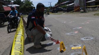 Tim inafis dari Polres Aceh Barat bersama TNI memeriksa proyektil peluru saat melakukan identifikasi di lokasi penembakan Pos Polisi Kecamatan Panton Reu, Aceh Barat, Aceh, Kamis (28/10/2021). ANTARA FOTO/Kanaya Afiqah