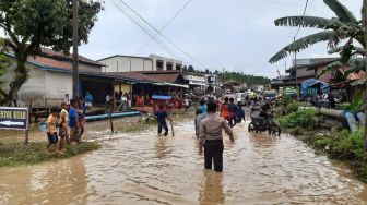 Diguyur Hujan, Akses Jalan Lintas Daerah di Perbatasan Indonesia dengan Malaysia Banjir