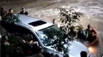 Mobil Pajero Sport Berisi 5 Orang Yang Pulang Sembahyang Hanyut di Tukad Pangkung Bali