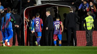 Reaksi pelatih Barcelona Ronald Koeman selama pertandingan sepak bola Liga Spanyol antara Rayo Vallecano de Madrid melawan Barcelona di stadion Vallecas, Kamis (28/10) dini hari WIB. OSCAR DEL POZO / AFP
