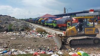 TPA Jabon Sidoarjo Overload, Puluhan Truk Pengangkut Sampah Antre