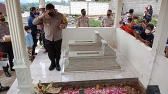 Beri Penghormatan ke Makam Almarhum Gilang, Kapolresta Solo Minta Doa untuk Ungkap Kasus