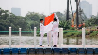 Upacara Bendera Peringati Hari Sumpah Pemuda di Tengah Sungai Cisadane