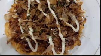 Tak Perlu ke Restoran Jepang, Ini Resep Okonomiyaki Rumahan yang Gurih dan Manis!