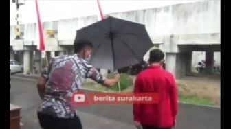 Enggan Dipayungi Oleh Ajudan Saat Hujan, Sikap Gibran Ini Bikin Warganet Terenyuh