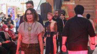 Aktris Irish Bella memperagakan busana di catwalk saat acara penggalangan dana untuk Desa Nggela di Pos Bloc, Jakarta Pusat, Jumat (29/10/2021). [Suara.com/Alfian Winanto]