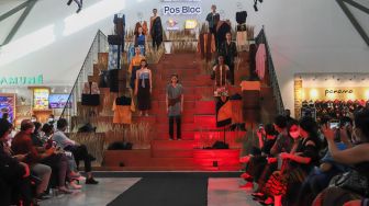 Para model memperagakan busana di catwalk saat acara penggalangan dana untuk Desa Nggela di Pos Bloc, Jakarta Pusat, Jumat (29/10/2021). [Suara.com/Alfian Winanto]