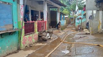 Bersihkan Lumpur Sisa Banjir di Pejaten Timur, Petugas Damkar Bawa 2 Unit Pompa Portabel