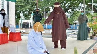 Enam Pelanggar Syariat Islam di Sabang Jalani Hukuman Cambuk
