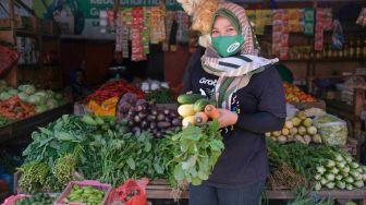 Nggak Gengsi, Milenial Ini Buka Warung Sayur di Pasar dan Sukses