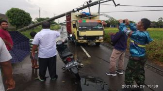 Puting Beliung Terjang Kabupaten Klaten, 1 Truk Rusak Tertimpa Tiang Listrik