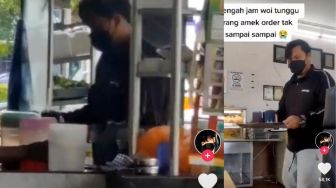 Pesanannya Tak Juga Dibikin, Lelaki Ini Turun Tangan Buat Minum Sendiri di Dapur Resto