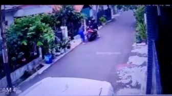 Terekam CCTV! Aksi Begal Payudara di Jalan Kertosentono Malang, Polisi Buru Pelaku