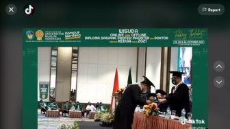 Curhat Wisuda Tapi Masih Jomblo, Warganet: Bisa-bisanya Anak Tunggal Kaya Raya Ditinggal