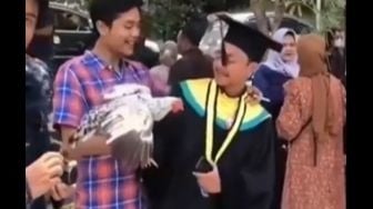 Kocak! Cowok Ini Dapat Kado Ayam saat Wisuda