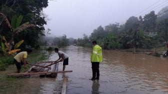 Akses Jalan Perbatasan Negara Banjir, Warga Inisiatif Bikin Rakit Penyeberangan