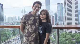 Pasangan Brisia Jodie dan Julian Jacob saat ditemui di Tanah Abang, Jakarta Pusat, Kamis (28/10/2021). [Suara.com/Alfian Winanto]