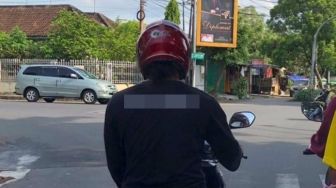 Tulisan di Baju Pemotor Ini Curi Fokus, Warganet Kompak Setuju: Sama Pak!