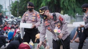 Pastikan Perjalanan Pemudik Tetap Lancar, Polres Karawang Turunkan Personel ke Pasar Tumpah