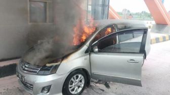 Mobil Minibus Terbakar di Exit Tol Mojokerto