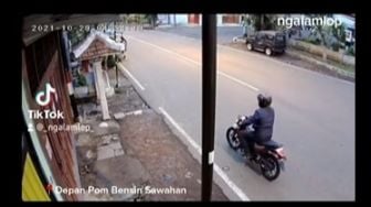 Aksi Penjambretan di Malang Terekam CCTV, Korbannya Ibu-ibu Sedang Belanja