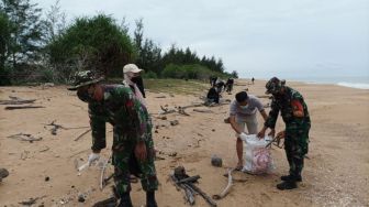 Hari Sumpah Pemuda, Satgas Pamtas Kerja Bakti dan Lepasliarkan 300 Tukik di Pantai Paloh