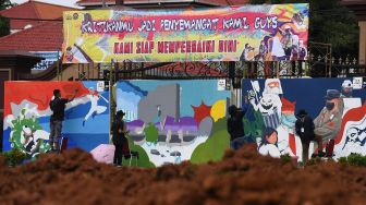 Peserta melukis mural dalam Bhayangkara Mural Festival 2021 di Lapangan Bhayangkara Mabes Polri, Jakarta, Sabtu (30/10/2021). ANTARA FOTO/Sigid Kurniawan