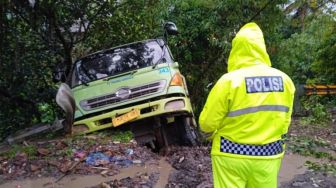 Truk Masuk Jurang akibat Kelangkaan Solar