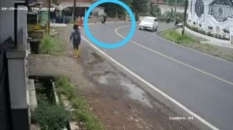 Viral Seorang Perempuan Terjun Bebas ke Sungai, Ini Kata Polisi