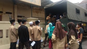 Santri dan Siswa di Tasikmalaya Diangkut ke Truk Dalmas