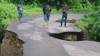 Akses Warga Tajur Citeureup Lumpuh Akibat Jembatan Amblas, Bupati Bogor Siapkan Solusinya