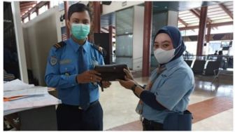 Viral Cleaning Service Kembalikan Cek Rp35,9 Miliar yang Ditemukan di Bandara Soetta