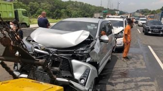 Detik-detik Kecelakaan Beruntun 11 Mobil di Tol Jakarta-Cikampek